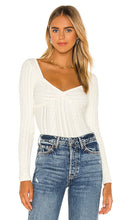 MAJORELLE Fallone Sweater in Ivory - MAJORELLE Pull Fallone en Ivoire - MAJORELLE Fallone 象牙色毛衣 - MAJORELLE Fallone Pullover in Elfenbein - MAJORELLE Fallone 스웨터 아이보리 색상 - MAJORELLE Maglione Fallone in avorio