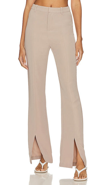MAJORELLE Leticia Split Flare Pant in Beige - Pantalon évasé fendu MAJORELLE Leticia en beige - MAJORELLE Leticia 米色开叉喇叭裤 - MAJORELLE Leticia Split Flare Hose in Beige - MAJORELLE 레티시아 스플릿 플레어 팬츠베이지 색상 - Pantaloni svasati MAJORELLE Leticia in beige