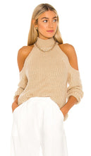 MAJORELLE Estrid Cold Shoulder Sweater in Tan - MAJORELLE Estrid Pull à épaules dénudées en beige - MAJORELLE Estrid 黄褐色露肩毛衣 - MAJORELLE Estrid Cold Shoulder Pullover in Hellbraun - MAJORELLE 에스트리드 콜드 숄더 스웨터(탠 색상) - MAJORELLE Estrid Maglione con spalle scoperte in marrone chiaro