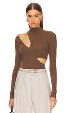 Michael Costello x REVOLVE Soraya Sweater in Brown - Michael Costello x REVOLVE Pull Soraya en Marron - Michael Costello x REVOLVE Soraya 棕色毛衣 - Michael Costello x REVOLVE Soraya Pullover in Braun - Michael Costello x REVOLVE 소라야 스웨터 브라운 색상 - Maglione Michael Costello x REVOLVE Soraya in marrone