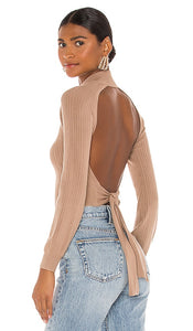 Michael Costello x REVOLVE Cropped Open Back Mock Neck in Beige - Michael Costello x REVOLVE Court Col Montant Dos Ouvert en Beige - Michael Costello x REVOLVE 米色露背小高领短款 - Michael Costello x REVOLVE verkürzter Stehkragen mit offenem Rücken in Beige - Michael Costello x REVOLVE 크롭 오픈 백 모크넥 베이지 색상 - Michael Costello x REVOLVE collo a lupetto corto aperto sul retro in beige