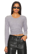 MONROW Longsleeve Crew Tee in Light Grey - T-shirt ras du cou à manches longues MONROW en gris clair - MONROW 浅灰色长袖圆领 T 恤 - MONROW Langarm-Crew-T-Shirt in Hellgrau - MONROW 롱슬리브 크루 티셔츠 라이트 그레이 색상 - T-shirt girocollo a maniche lunghe MONROW in grigio chiaro