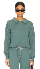 MONROW Supima Fleece Collared Sweatshirt in Green - MONROW Supima Sweat-shirt à col en polaire en vert - MONROW 绿色 Supima 抓绒领套头衫 - MONROW Sweatshirt aus Supima-Fleece mit Kragen in Grün - MONROW Supima 플리스 칼라 스웨트셔츠 색상 - Felpa con colletto in pile MONROW Supima in verde