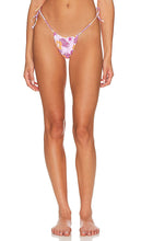 MORE TO COME Kristyna Bikini Bottom in Pink - PLUS À VENIR Bas de bikini Kristyna en rose - 更多即将推出 Kristyna 粉色比基尼泳裤 - Es folgen noch weitere Kristyna-Bikinihosen in Rosa - 추가 콘텐츠 Kristyna 핑크 비키니 하의 - ALTRI IN ARRIVO Kristyna Bikini Bottom in rosa