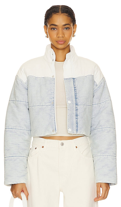 MOTHER The Drop Pillow Talk Puffer Crop in Blue - MOTHER The Drop Pillow Talk Puffer Crop en bleu - MOTHER 蓝色 Drop Pillow Talk 羽绒短款 - MUTTER Das Drop Pillow Talk Puffer Crop in Blau - MOTHER The Drop Pillow Talk 퍼퍼 크롭 블루 색상 - MADRE Il piumino corto Drop Pillow Talk in blu