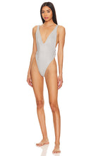 Maaji Limited Edition Knotty Reversible One Piece in Metallic Silver,Navy - Maaji Édition Limitée Knotty Réversible Une Pièce en Argent Métallisé, Marine - Maaji 限量版 Knotty 双面一件，金属银色，海军蓝 - Maaji Limited Edition Knotty Reversible One Piece in Metallic-Silber und Marineblau - Maaji 한정판 노티 리버서블 원피스 메탈릭 실버,네이비 소재 - Maaji Costume intero reversibile annodato in edizione limitata in argento metallizzato, blu scuro