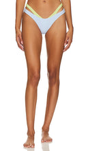 Maaji Twinsie Reversible Bikini Bottom in Baby Blue - Bas de bikini réversible Maaji Twinsie en bleu bébé - Maaji Twinsie 淡蓝色双面比基尼泳裤 - Maaji Twinsie Wende-Bikinihose in Babyblau - Maaji Twinsie 리버서블 비키니 하의 - Slip bikini reversibile Maaji Twinsie in celeste