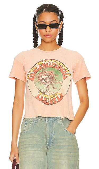 Madeworn Grateful Dead Terrycloth Crop Tee in Peach - Madeworn Grateful Dead - T-shirt court en tissu éponge pêche - 做旧的 Grateful Dead 桃色毛圈布短款 T 恤 - Madeworn Grateful Dead Frottee-Crop-T-Shirt in Pfirsich - Madeworn Grateful Dead 테리클로스 크롭 티셔츠 - Maglietta corta in spugna Madeworn Grateful Dead in pesca