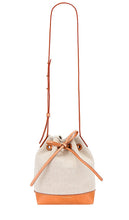 Mansur Gavriel Mini Bucket Bag in Neutral - Mansur Gavriel - Mini sac seau - Neutre - Mansur Gavriel 中性色迷你水桶包 - Mansur Gavriel Mini-Beuteltasche in Neutral - Mansur Gavriel 미니 버킷백 뉴트럴 색상 - Mini borsa a secchiello Mansur Gavriel in colore neutro