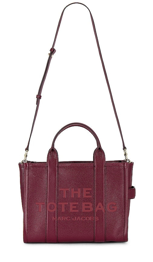 Marc Jacobs The Leather Medium Tote in Burgundy - Marc Jacobs Sac fourre-tout moyen en cuir bordeaux - Marc Jacobs 酒红色皮革中号托特包 - Marc Jacobs The Leather Medium Tote in Burgunderrot - Marc Jacobs 가죽 미디엄 토트 컬러의 버건디 - Marc Jacobs Borsa tote media in pelle in Borgogna