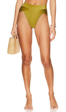Marcia B Maxwell Aspire Bikini Bottom in Olive - Marcia B Maxwell Aspire Bas de bikini en olive - Marcia B Maxwell Aspire 橄榄色比基尼泳裤 - Marcia B Maxwell Aspire Bikinihose in Oliv - Marcia B Maxwell Aspire 비키니 하의 올리브 색상 - Slip bikini Marcia B Maxwell Aspire in verde oliva