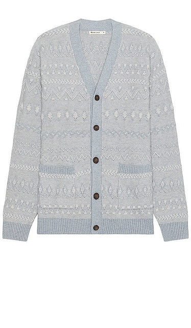 Marine Layer All Over Texture Intarsia Cardigan in Baby Blue - Cardigan en intarsia texturé à couche marine en bleu bébé - 淡蓝色海洋层全纹理嵌花开衫 - Marineblauer, durchgehend strukturierter Intarsien-Cardigan in Babyblau - 마린 레이어 올오버 텍스처 인타르시아 카디건 베이비 블루 색상 - Cardigan con intarsio a trama intera con strato marino in blu baby