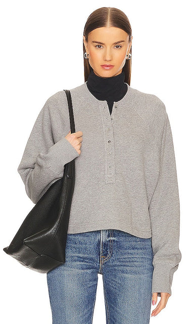 Marissa Webb So Uptight Henley Sweatshirt in Grey - Marissa Webb - So Uptight Henley - Sweat-shirt gris - Marissa Webb So Uptight 灰色亨利衫 - Marissa Webb „So Uptight“ Henley-Sweatshirt in Grau - Marissa Webb So Uptight 헨리 스웻셔츠그레이 색상 - Felpa Henley Marissa Webb So Uptight in grigio