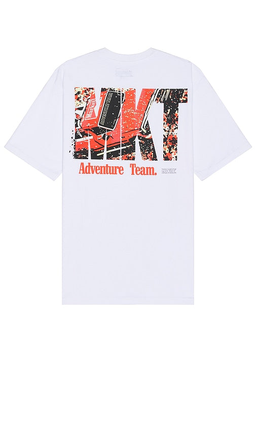 Market Adventure Team T-Shirt in White - T-shirt de l'équipe Market Adventure en blanc - 市场冒险团队白色 T 恤 - Market Adventure Team T-Shirt in Weiß - Market Adventure Team 티셔츠화이트 색상 - T-shirt Market Adventure Team in bianco