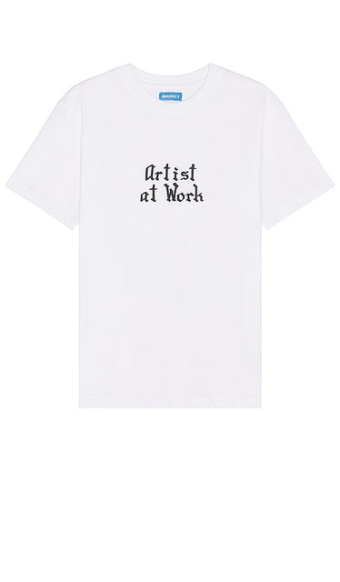 Market Artist At Work T-shirt in White - T-shirt Market Artist At Work en blanc - Market Artist At Work 白色 T 恤 - Market Artist At Work T-Shirt in Weiß - Market Artist At Work 티셔츠 색상은 화이트 색상입니다. - T-shirt Market Artist At Work in bianco