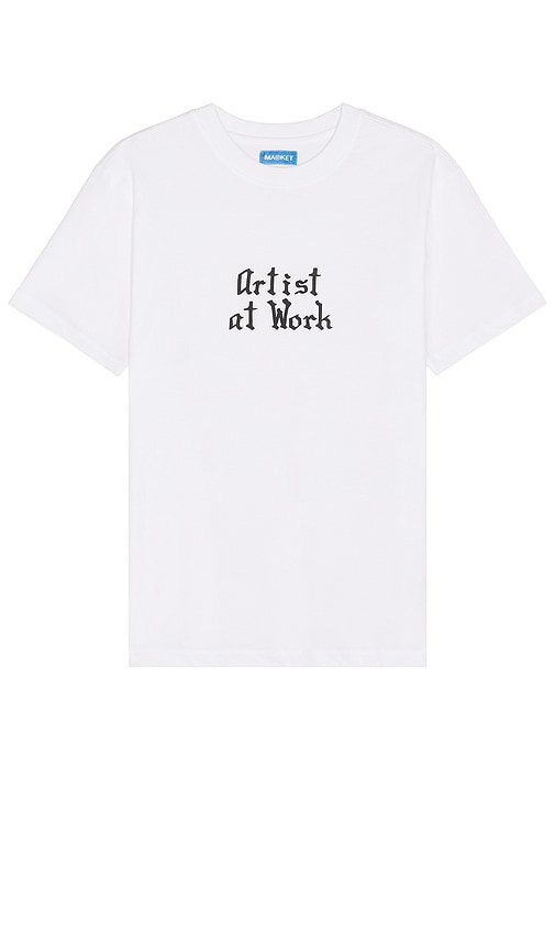 Market Artist At Work T-shirt in White - T-shirt Market Artist At Work en blanc - Market Artist At Work 白色 T 恤 - Market Artist At Work T-Shirt in Weiß - Market Artist At Work 티셔츠 색상은 화이트 색상입니다. - T-shirt Market Artist At Work in bianco