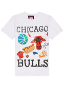 Market Bulls T-shirt in White - T-shirt Market Bulls en blanc - 市场公牛队白色 T 恤 - Market Bulls T-Shirt in Weiß - Market Bulls 티셔츠 색상은 화이트 색상입니다. - T-shirt Market Bulls in bianco
