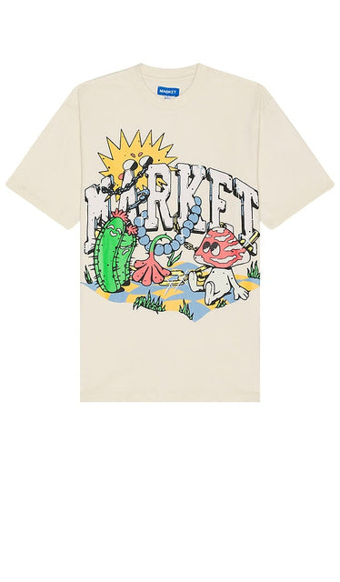 Market Fantasy Farm T-shirt in White - T-shirt Market Fantasy Farm en blanc - 市场幻想农场白色 T 恤 - Market Fantasy Farm T-Shirt in Weiß - Market Fantasy Farm 티셔츠 색상은 화이트 색상입니다. - T-shirt Market Fantasy Farm in bianco