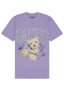 Market Smiley Soft Core Bear T-shirt in Lavender - T-shirt Market Smiley Soft Core Bear en lavande - Market 淡紫色笑脸 Soft Core 小熊 T 恤 - Market Smiley Soft Core Bear T-Shirt in Lavendel - Market Smiley 라벤더 소프트 코어 베어 티셔츠 - T-shirt Market Smiley Soft Core Bear in lavanda