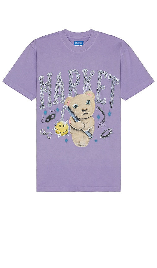 Market Smiley Soft Core Bear T-shirt in Lavender - T-shirt Market Smiley Soft Core Bear en lavande - Market 淡紫色笑脸 Soft Core 小熊 T 恤 - Market Smiley Soft Core Bear T-Shirt in Lavendel - Market Smiley 라벤더 소프트 코어 베어 티셔츠 - T-shirt Market Smiley Soft Core Bear in lavanda