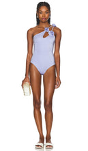 Maygel Coronel Aldaba One Piece in Lavender - Maygel Coronel Aldaba une pièce en lavande - Maygel Coronel Aldaba 薰衣草色一件 - Maygel Coronel Aldaba Einteiler in Lavendel - Maygel Coronel 알다바 원피스 라벤더 색상 - Maygel Coronel Aldaba One Piece in lavanda