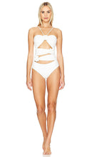 Maygel Coronel Trinitaria One Piece in White - Maygel Coronel Trinitaria une pièce en blanc - Maygel Coronel Trinitaria 白色一件 - Maygel Coronel Trinitaria Einteiler in Weiß - Maygel Coronel Trinitaria 원피스 화이트 색상 - Costume intero Maygel Coronel Trinitaria in bianco