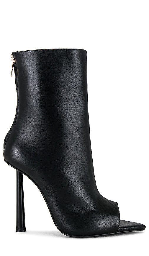 Michael Costello x REVOLVE Delilah Peep Toe Bootie in Black - Michael Costello x REVOLVE Delilah Peep Toe Bootie en Noir - Michael Costello x REVOLVE Delilah 黑色露趾短靴 - Michael Costello x REVOLVE Delilah Peep Toe Bootie in Schwarz - Michael Costello x REVOLVE Delilah 핍 토 부티 블랙 색상 - Stivaletto spuntato Michael Costello x REVOLVE Delilah in nero