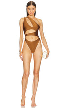 Michael Costello x REVOLVE Kailo One Piece in Brown - Michael Costello x REVOLVE Kailo One Piece en marron - Michael Costello x REVOLVE Kailo One Piece 棕色 - Michael Costello x REVOLVE Kailo Einteiler in Braun - Michael Costello x REVOLVE Kailo 원피스 브라운 색상 - Michael Costello x REVOLVE Kailo One Piece in marrone