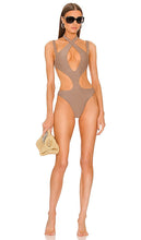Michael Costello x REVOLVE Kaya One Piece in Taupe - Michael Costello x REVOLVE Kaya One Piece en Taupe - Michael Costello x REVOLVE Kaya 海贼王灰褐色 - Michael Costello x REVOLVE Kaya Einteiler in Taupe - Michael Costello x REVOLVE Kaya 원피스 in Taupe - Michael Costello x REVOLVE Kaya One Piece in tortora