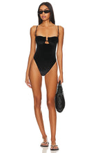 Montce Swim Petal One Piece in Black - Montce Swim Petal une pièce en noir - Montce 黑色游泳花瓣一件 - Montce Swim Petal Einteiler in Schwarz - Montce Swim 페탈 원피스 블랙 색상 - Costume intero Montce Swim Petal in nero