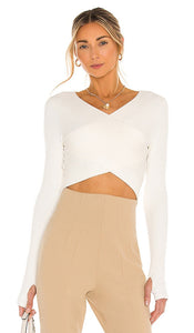 NBD Wrap Ribbed Crop in White - NBD - Crop top côtelé cache-cœur en blanc - NBD 白色裹身罗纹短款 - NBD Wrap Ribbed Crop in Weiß - NBD 랩 골지 크롭 화이트 색상 - Crop a coste avvolgenti NBD in bianco
