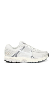 Nike Zoom Vomero 5 Se in Grey | Men's Lifestyle Sneakers in Platinum Tint  Photon Dust  & Cashmere