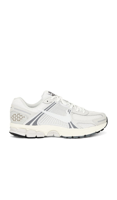 Nike Zoom Vomero 5 Se in Grey | Men's Lifestyle Sneakers in Platinum Tint  Photon Dust  & Cashmere