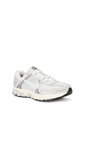 Nike Zoom Vomero 5 Se in Grey