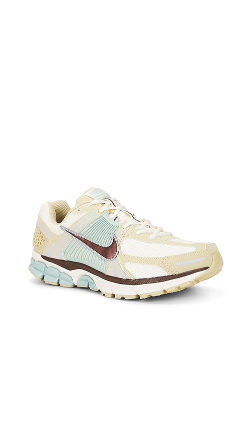 Nike Zoom Vomero 5 Se in Metallic Gold