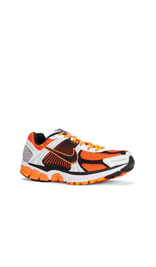 Nike Zoom Vomero 5 in Orange