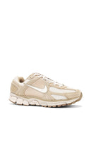 Nike Zoom Vomero 5 in Tan