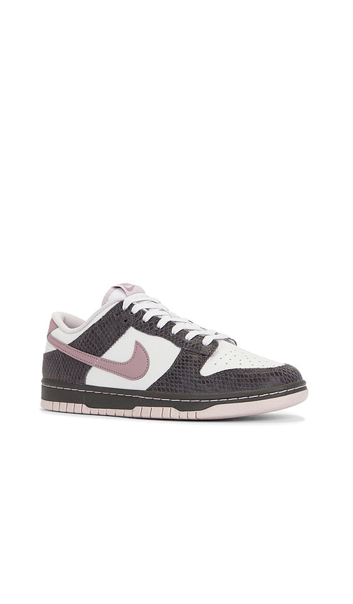 Nike Dunk Low Se Sneakers in Grey,Brown
