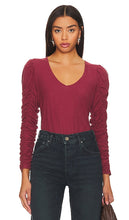 Nation LTD Renee Shirred Sleeve V-neck Top in Burgundy - Nation LTD Renee - Haut à col en V et manches froncées en bordeaux - Nation LTD Renee 平行袖 V 领上衣（酒红色） - Nation LTD Renee Oberteil mit gerafften Ärmeln und V-Ausschnitt in Burgunderrot - Nation LTD Renee 셔링 슬리브 브이넥 탑 - Top con scollo a V e maniche arricciate di Renee di Nation LTD in Borgogna