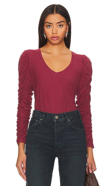 Nation LTD Renee Shirred Sleeve V-neck Top in Burgundy - Nation LTD Renee - Haut à col en V et manches froncées en bordeaux - Nation LTD Renee 平行袖 V 领上衣（酒红色） - Nation LTD Renee Oberteil mit gerafften Ärmeln und V-Ausschnitt in Burgunderrot - Nation LTD Renee 셔링 슬리브 브이넥 탑 - Top con scollo a V e maniche arricciate di Renee di Nation LTD in Borgogna
