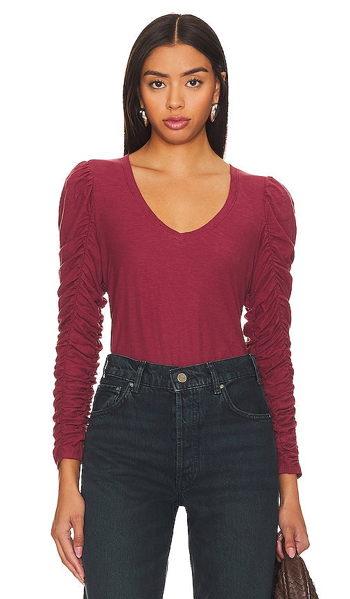 Nation LTD Renee Shirred Sleeve V-neck Top in Burgundy - Nation LTD Renee - Haut à col en V et manches froncées en bordeaux - Nation LTD Renee 平行袖 V 领上衣（酒红色） - Nation LTD Renee Oberteil mit gerafften Ärmeln und V-Ausschnitt in Burgunderrot - Nation LTD Renee 셔링 슬리브 브이넥 탑 - Top con scollo a V e maniche arricciate di Renee di Nation LTD in Borgogna