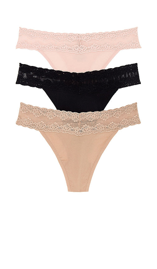 Natori Bliss Perfection Thong 3 Pack in Tan - Natori Bliss Perfection - Lot de 3 strings - Fauve - Natori Bliss Perfection 丁字裤 3 条装，棕褐色 - Natori Bliss Perfection Tangas im 3er-Pack in Hellbraun - Natori Bliss Perfection Thong 3 팩(탠 색상) - Confezione da 3 perizoma Natori Bliss Perfection color marrone chiaro