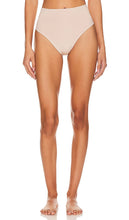 Natori Liquid High Rise Thong in Beige - String Natori Liquid taille haute en beige - Natori Liquid 高腰丁字裤（米色） - Natori Liquid High Rise Tanga in Beige - Natori Liquid 하이라이즈 끈팬티 베이지색 - Perizoma Natori Liquid a vita alta in beige