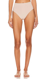 Natori Liquid High Rise Thong in Beige - String Natori Liquid taille haute en beige - Natori Liquid 高腰丁字裤（米色） - Natori Liquid High Rise Tanga in Beige - Natori Liquid 하이라이즈 끈팬티 베이지색 - Perizoma Natori Liquid a vita alta in beige