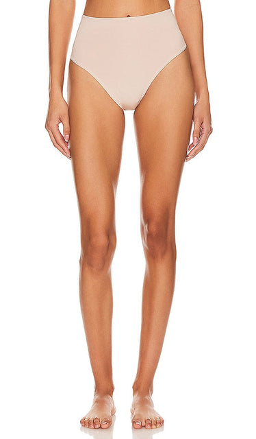 Natori Liquid High Rise Thong in Beige - String Natori Liquid taille haute en beige - Natori Liquid 高腰丁字裤（米色） - Natori Liquid High Rise Tanga in Beige - Natori Liquid 하이라이즈 끈팬티 베이지색 - Perizoma Natori Liquid a vita alta in beige