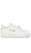 Nike Air Force 1 '07 NN SE Sneaker in Ivory - Nike - Air Force 1 '07 NN SE - Baskets en ivoire - Nike Air Force 1 '07 NN SE 象牙色运动鞋 - Nike Air Force 1 '07 NN SE Sneaker in Elfenbein - Nike Air Force 1 '07 NN SE 스니커즈 색상은 아이보리입니다. - Sneaker Nike Air Force 1 '07 NN SE in avorio