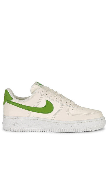 Nike Air Force 1 '07 SE Sneaker in Ivory - Nike - Air Force 1 '07 SE - Baskets en ivoire - Nike Air Force 1 '07 SE 象牙色运动鞋 - Nike Air Force 1 '07 SE Sneaker in Elfenbein - Nike Air Force 1 '07 SE 스니커즈 색상은 아이보리 색상입니다. - Sneaker Nike Air Force 1 '07 SE in avorio