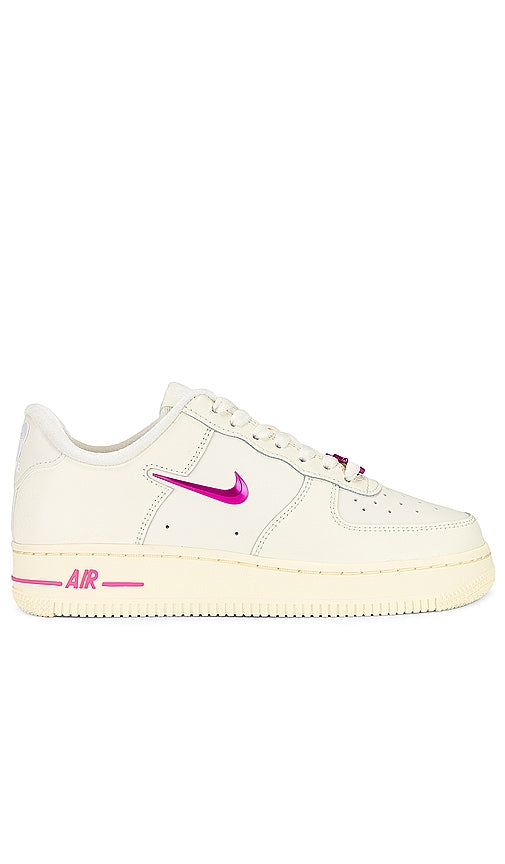 Nike Air Force 1 '07 SE Sneaker in Ivory - Nike - Air Force 1 '07 SE - Baskets en ivoire - Nike Air Force 1 '07 SE 象牙色运动鞋 - Nike Air Force 1 '07 SE Sneaker in Elfenbein - Nike Air Force 1 '07 SE 스니커즈 색상은 아이보리 색상입니다. - Sneaker Nike Air Force 1 '07 SE in avorio