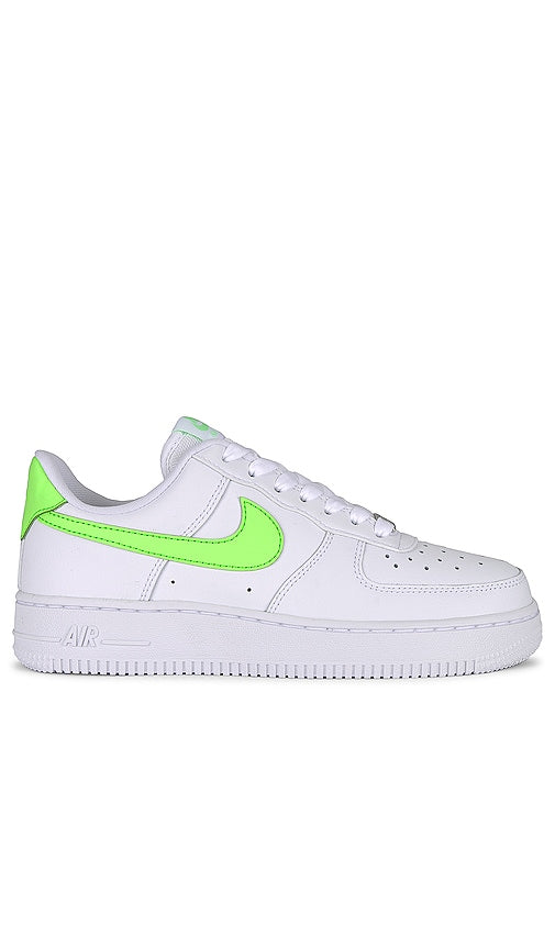 Nike Air Force 1 '07 Sneaker in White - Baskets Nike Air Force 1 '07 en blanc - Nike Air Force 1 '07 白色运动鞋 - Nike Air Force 1 '07 Sneaker in Weiß - Nike Air Force 1 '07 스니커즈 화이트 색상 - Sneaker Nike Air Force 1 '07 in bianco