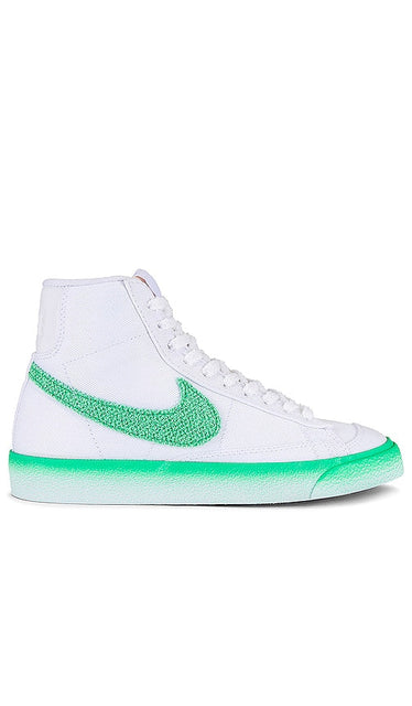 Nike Blazer Mid '77 Sneaker in White - Nike - Blazer Mid '77 - Baskets - Blanc - Nike Blazer Mid '77 白色运动鞋 - Nike Blazer Mid '77 Sneaker in Weiß - Nike Blazer Mid '77 스니커즈 화이트 색상 - Sneaker Nike Blazer Mid '77 in bianco